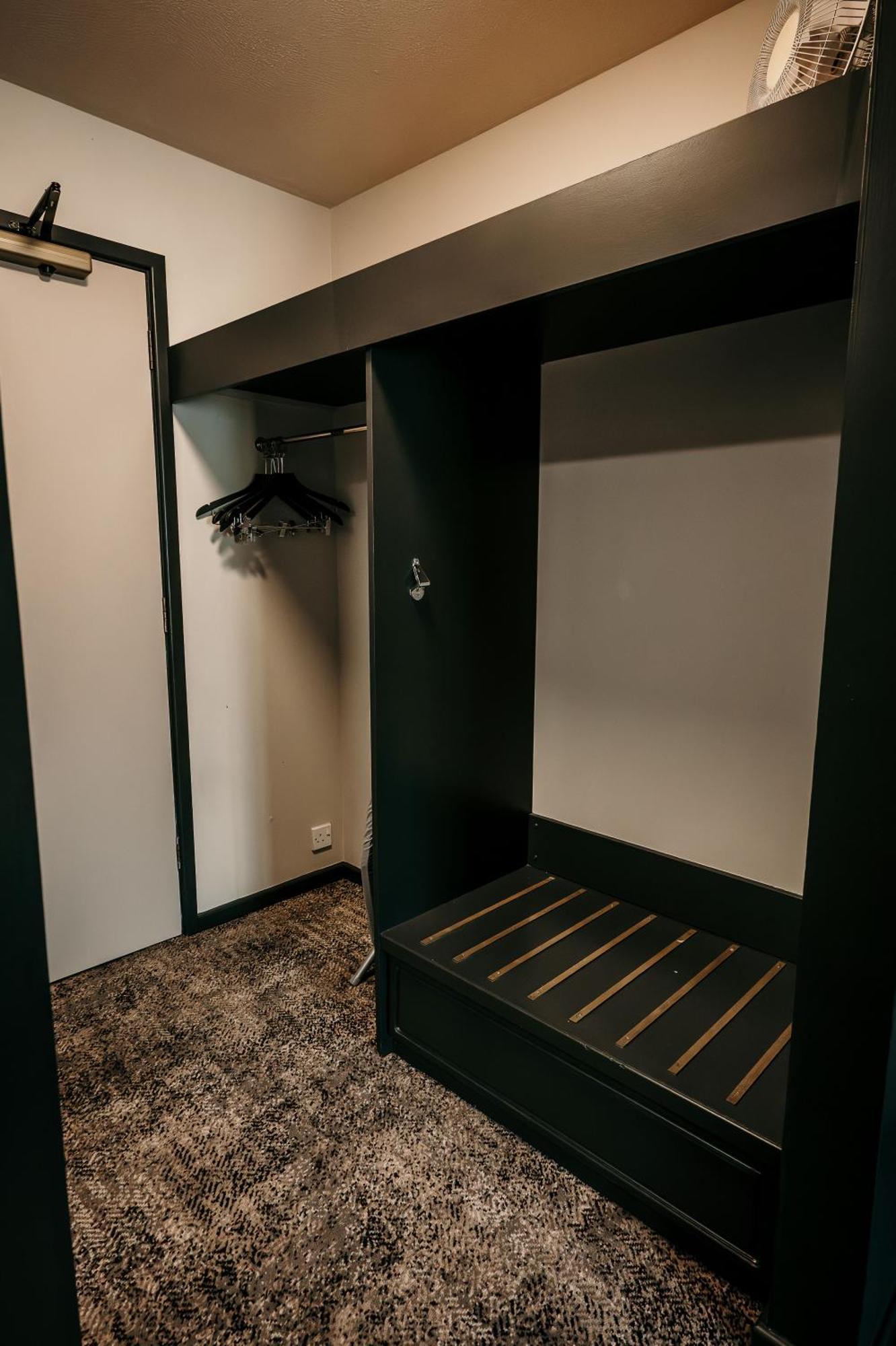 Cat & Lion Country Pub And Hotel Уорингтън Екстериор снимка