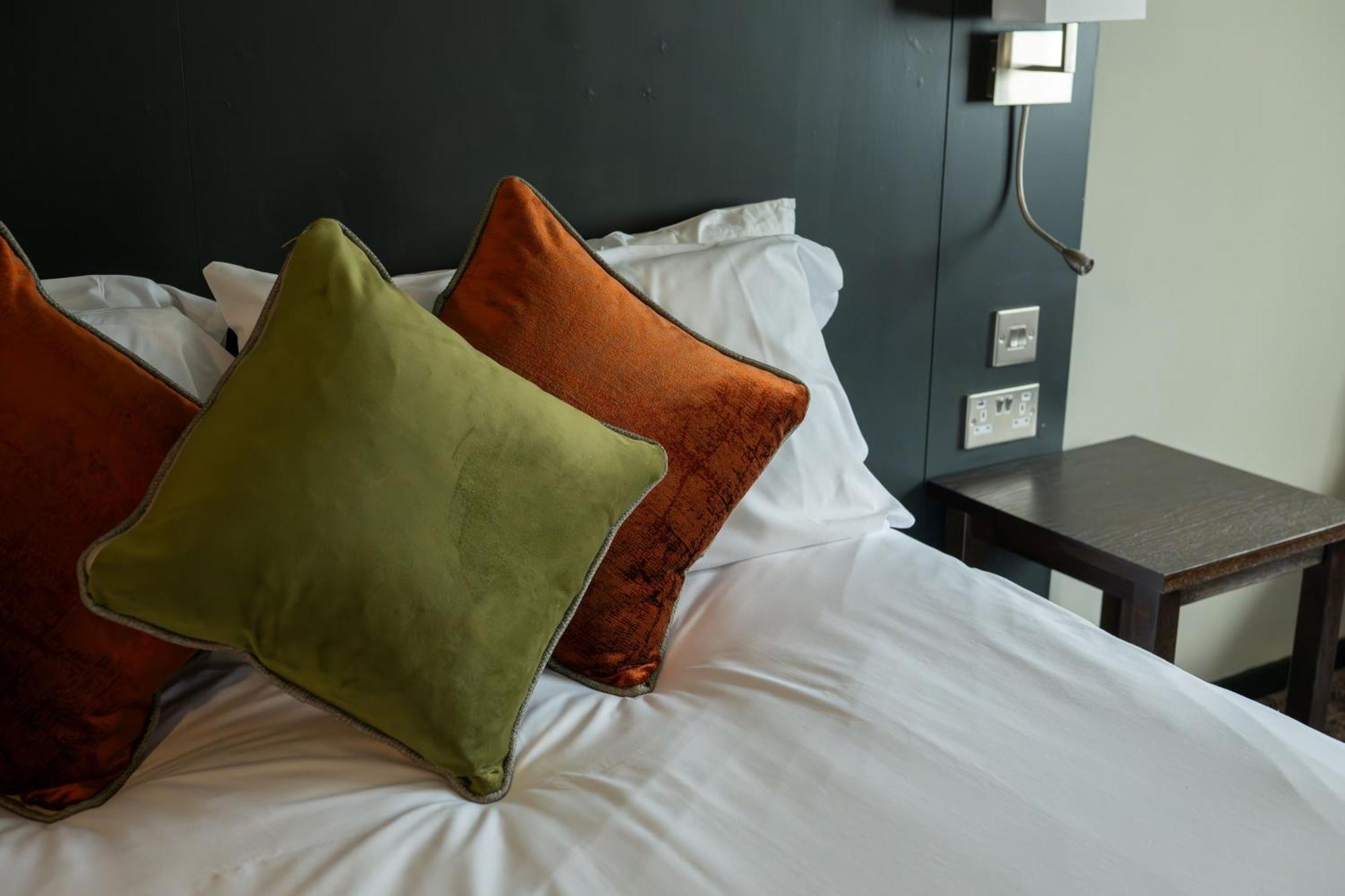 Cat & Lion Country Pub And Hotel Уорингтън Екстериор снимка