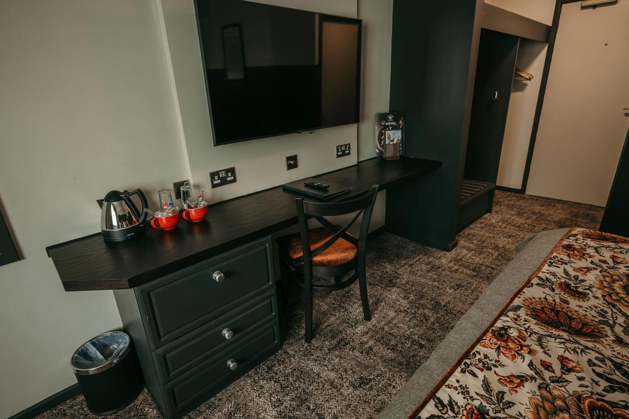 Cat & Lion Country Pub And Hotel Уорингтън Екстериор снимка